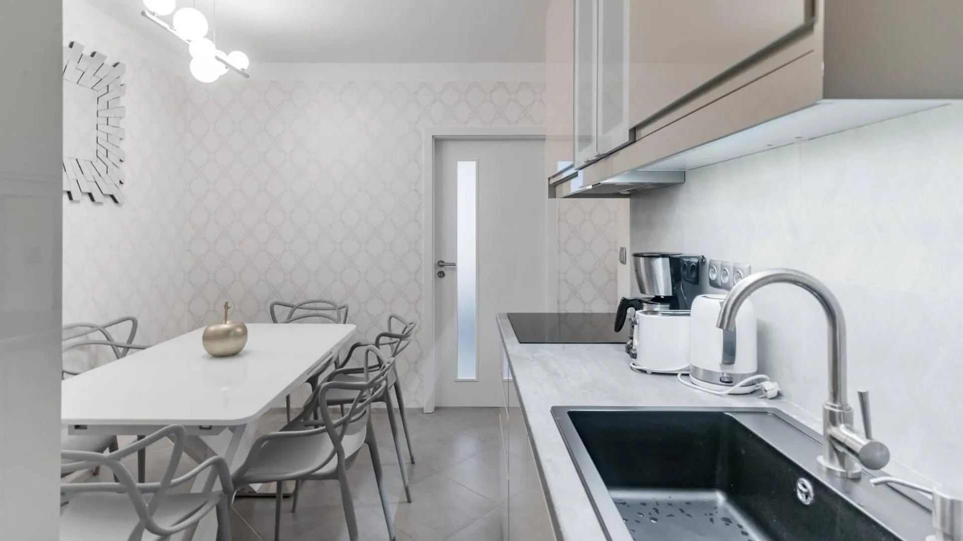 Pastel Art Deco 3Bdr Ruterra Apt Prague