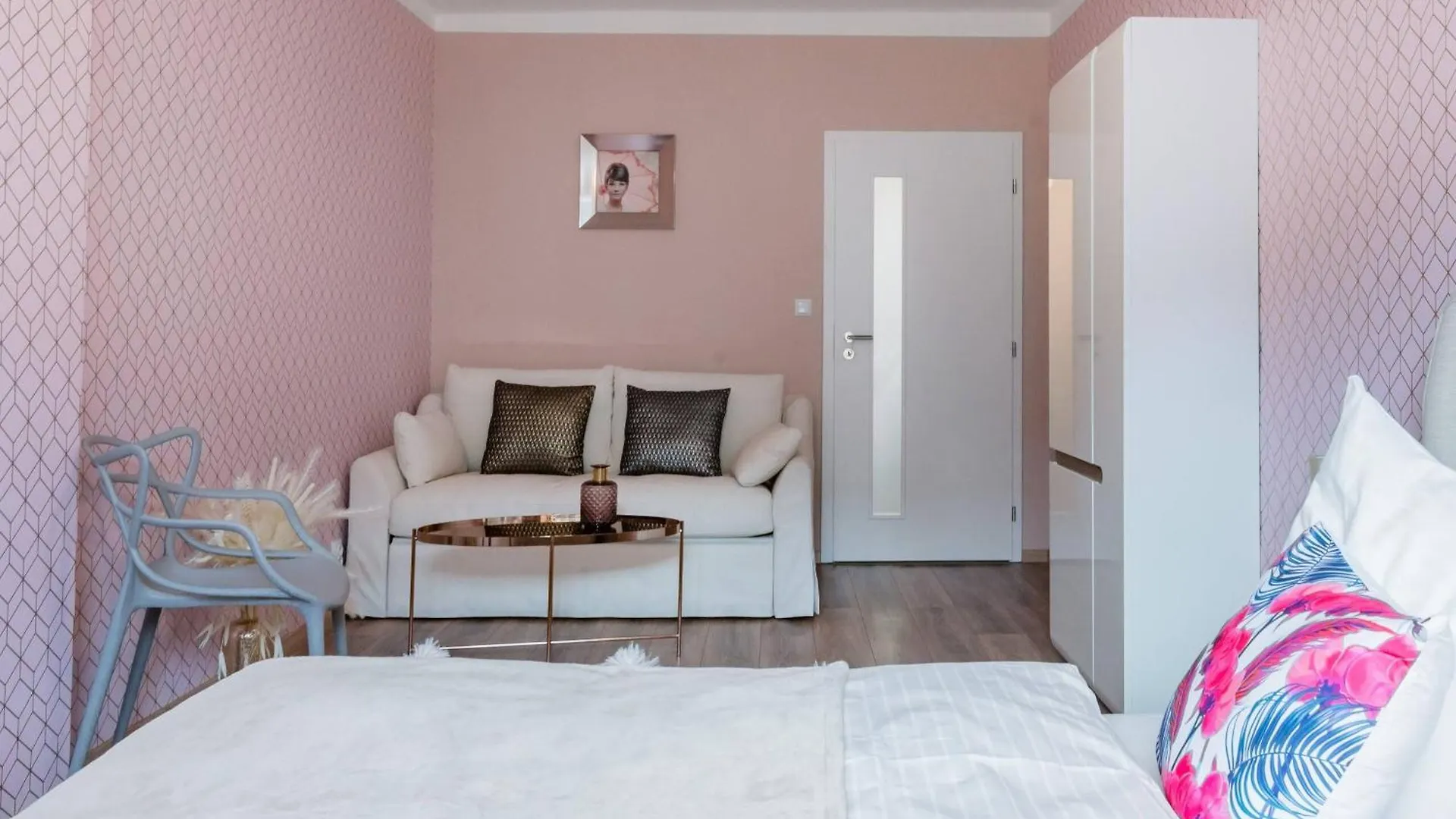 Pastel Art Deco 3Bdr Ruterra Apt Prague Appartement