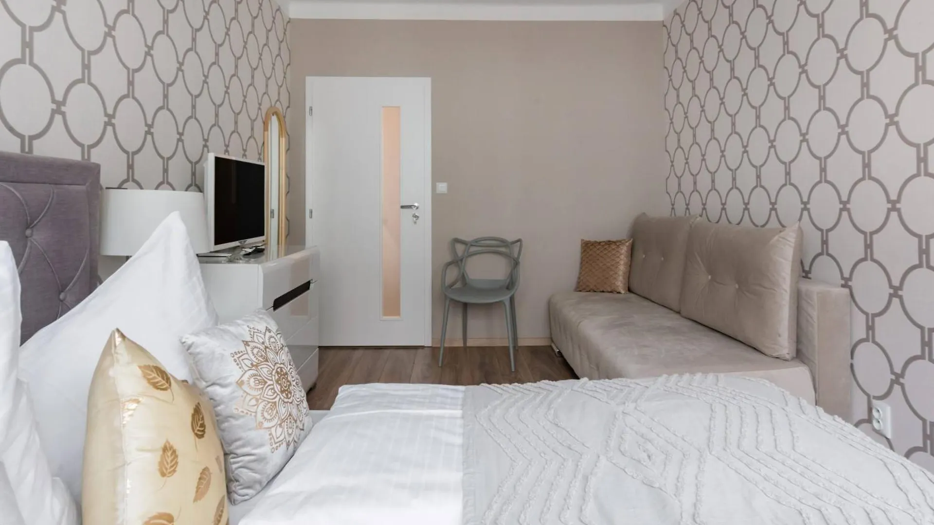 Pastel Art Deco 3Bdr Ruterra Apt Prague